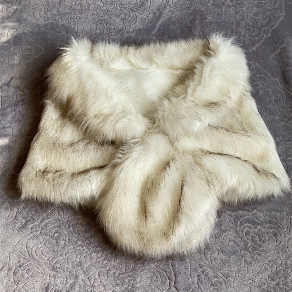 Chic Faux Fur Wrap in Ivory